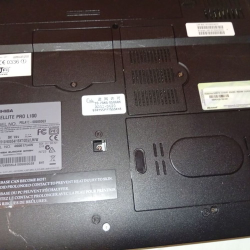 Toshiba laptop 00500dg3 with Windows XP, 15-inch screen