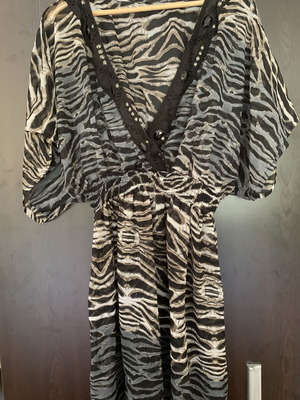 Beach tunic caftan with tiger print and decorative stones