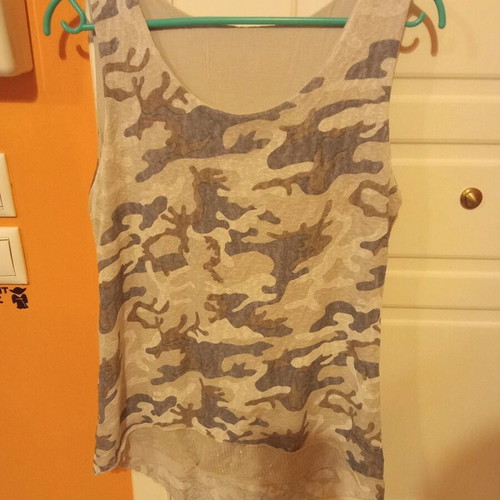 Top medium with camouflage pattern and subtle shimmer, new