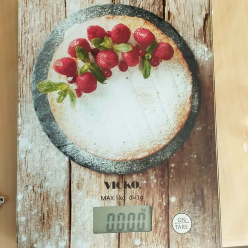 Vicko digital kitchen scale with Victoria cake design like new