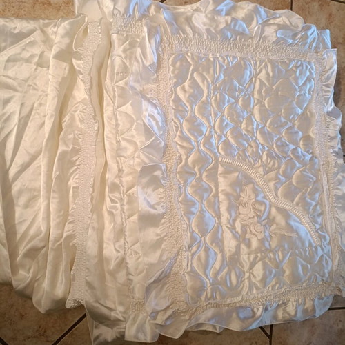 Satin quilt set of three pieces like new