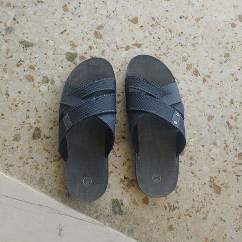 Unisex slippers size 41 like new, black and gray