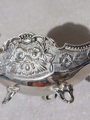 Vintage decorative bowl like new with embossed floral design