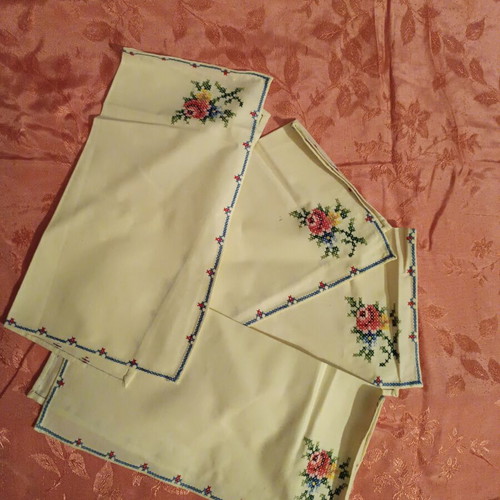 Vintage embroidered napkins set of four, like new