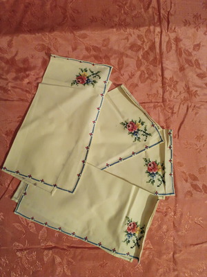 Vintage embroidered napkins set of four, like new
