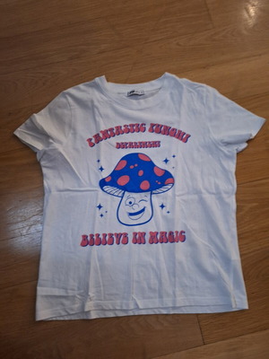 Tshirt with Mushroom Fb Sister like new, white, size S
