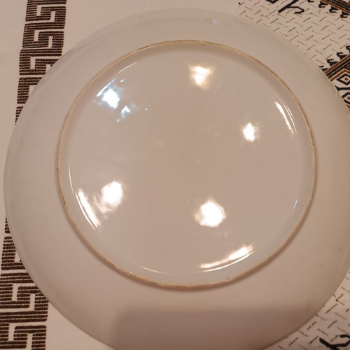 Vintage decorative plate like new with roses on gold background