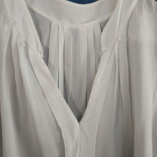 Women's blouse like new, size M, pleated front and back