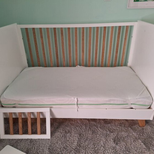Omni baby crib with 3 mattress height positions and removable rail