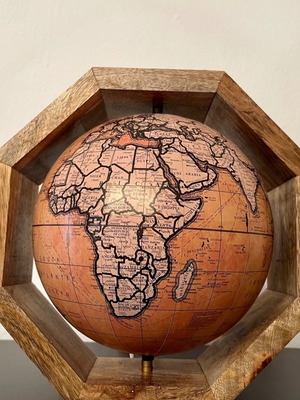 Διακοσμητική περιστρεφόμενη υδρόγειος σφαίρα μεταχειρισμένη με ξύλινη βάση