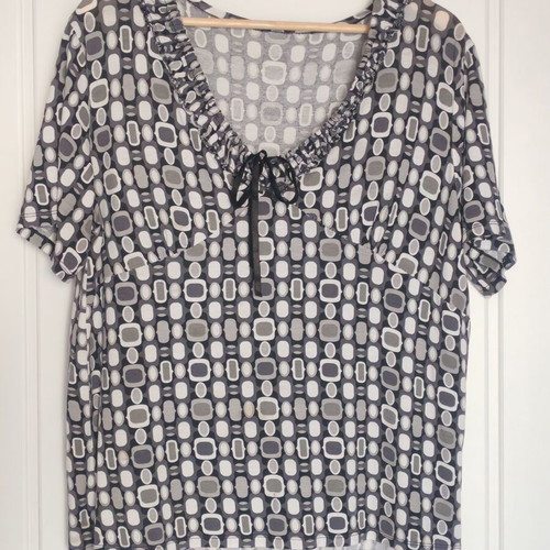 Geometric Print short sleeve top XL barely worn, black grey ecru