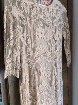Guess lace dress small beige like new, mini with lining