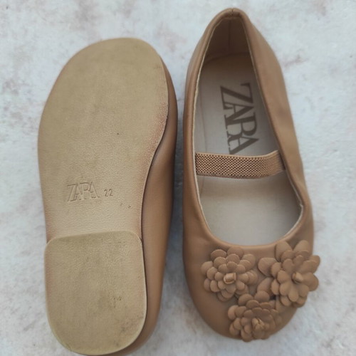 Zara children's ballerina shoes with flowers and strap, size 22, beige