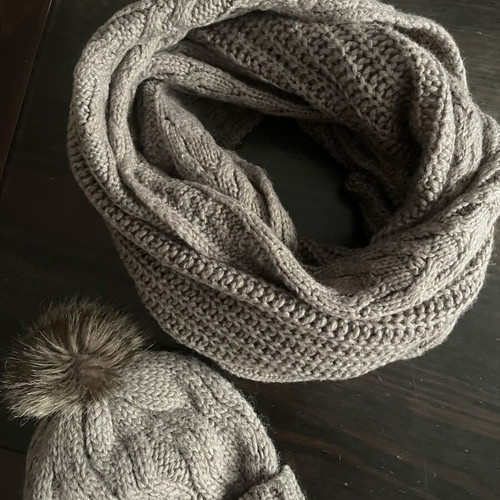 Hat and scarf set like new, gray and beige, size M