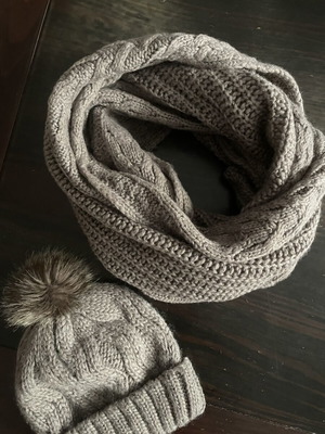 Hat and scarf set like new, gray and beige, size M