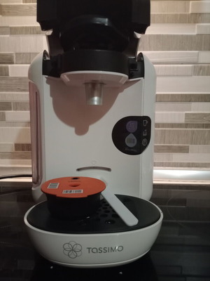 Tassimo Vivy coffee maker like new with refillable capsule and accessories