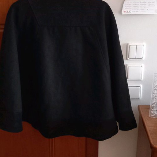 Strativarius cape black, small medium, needs ironing