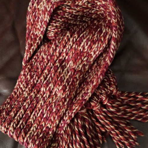 Knitted warm scarf like new in beige and red
