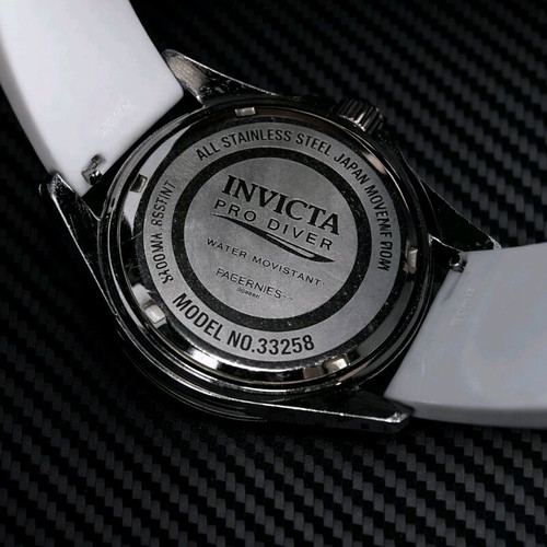Invicta Pro Diver Professional 200 m used with date and white rubber strap