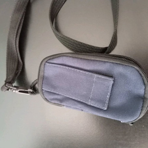 Maui And Sons branded case like new, dark blue and black
