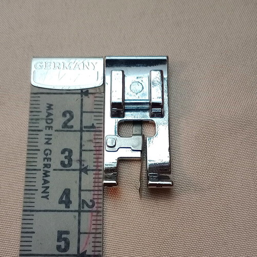 Sewing machine foot for joining fabrics and quilting new