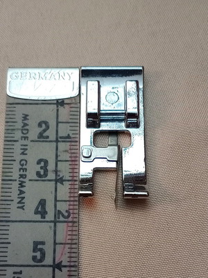 Sewing machine foot for joining fabrics and quilting new