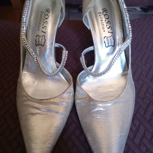 Leather silver pumps like new