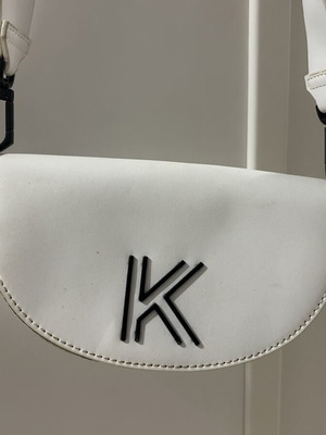 Λευκή τσάντα χιαστί Kendall + Kylie σαν καινούργιο με μαύρες λεπτομέρειες