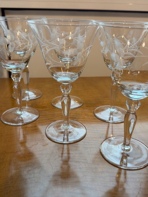 Set of 12 vintage cocktail glasses with engraved design like new