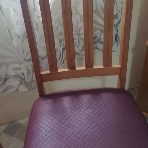 Solid wood dining chairs set of 4 like new