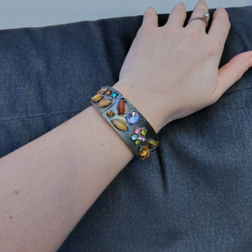 Bracelet cuff with multicolored stones like new, adjustable size