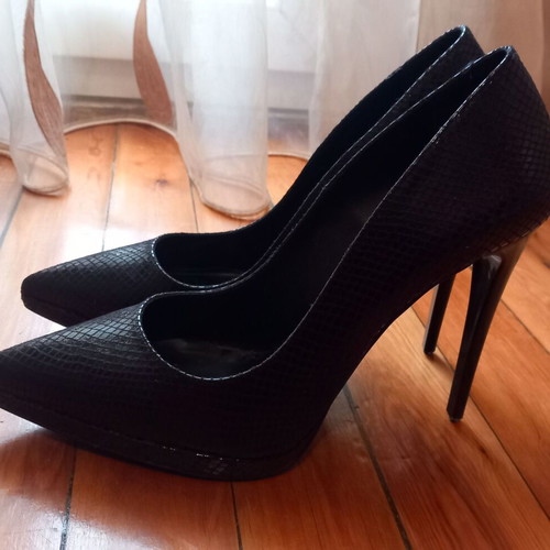 Lynne black snake print pumps size 40 used