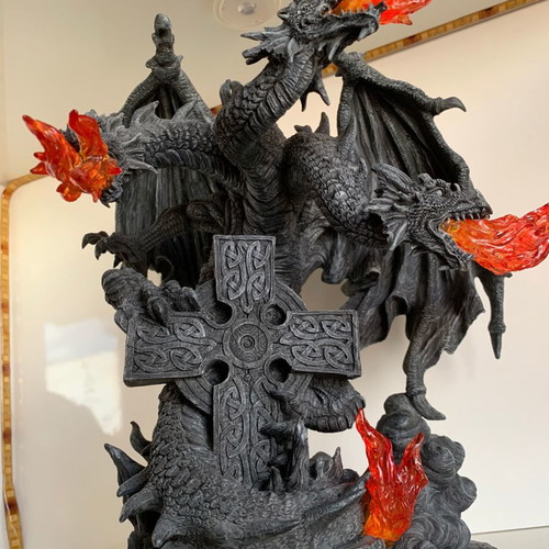 Gothic φιγούρα δράκος μεταχειρισμένη με τρία κεφάλια και φλόγες