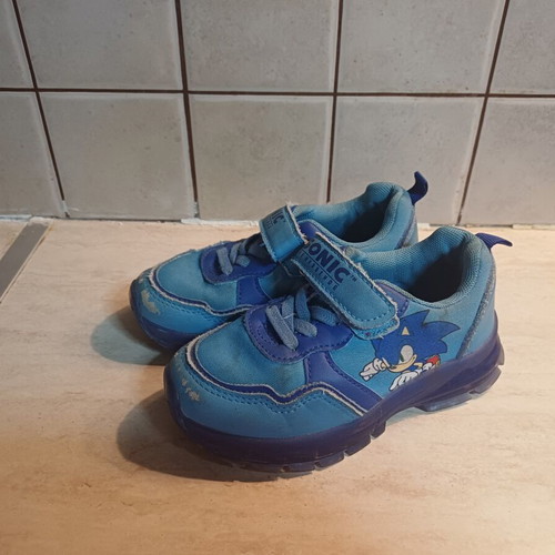 Sonic the Hedgehog kids sports shoes size 27 used with functional lights blue