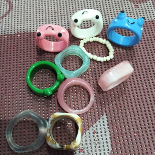 Pack of nine girls' rings made of acrylic resin, like new