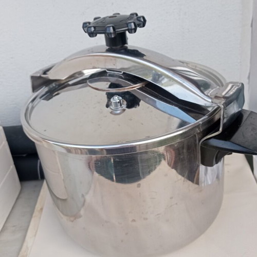 Pressure cooker 10 liters used, missing one handle