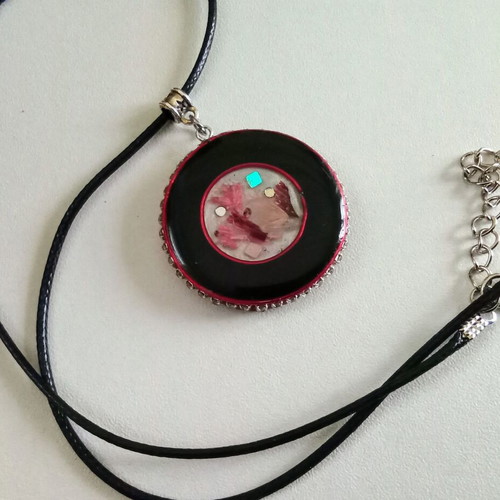 Handmade necklace new with round pendant in red and black
