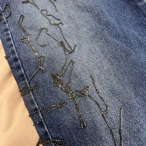 Colcci high-waisted blue denim jeans with chain and rhinestone details