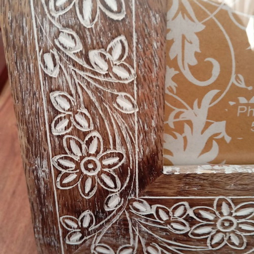 Wooden photo frame like new with embossed white daisies 31x26 cm