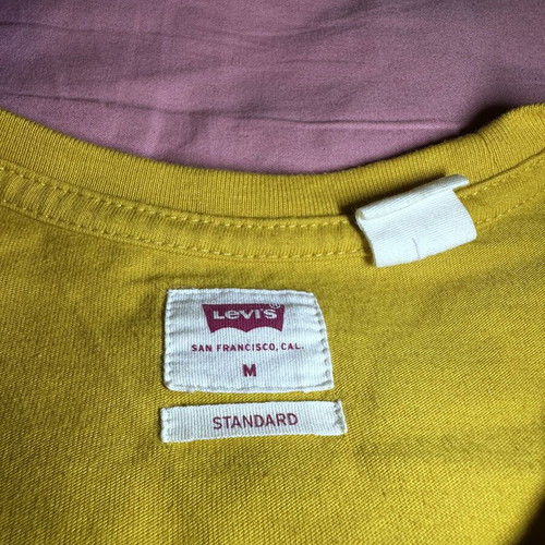 Levi's tshirt like new, size M, yellow gold