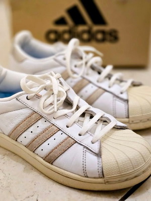 Adidas Superstar γυναικεία sneakers σαν καινούργια, νούμερο 36.5-37, άσπρο-μπεζ