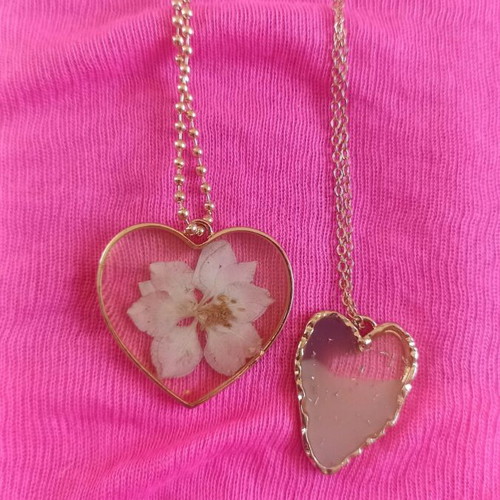 Set of 2 heart necklaces liquid glass like new, gold and beige
