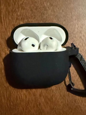 Apple AirPods 4 like new