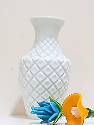 Vintage opaline vase 1960-1970 in excellent condition