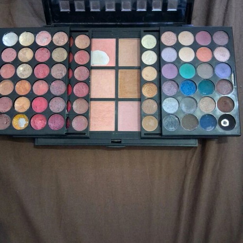 Makeup palette used with 36 lip colors, 6 blushes, 36 eyeshadows and mirror