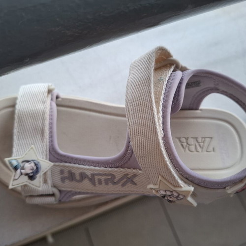 Zara K Pop Demon Hunters girls sandals like new, size 33, white and grey