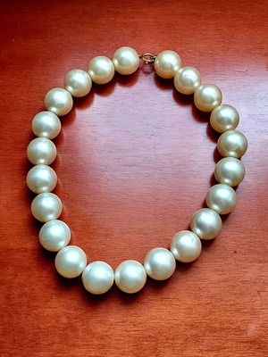 Vintage 1970 necklace with large pearls in like new condition