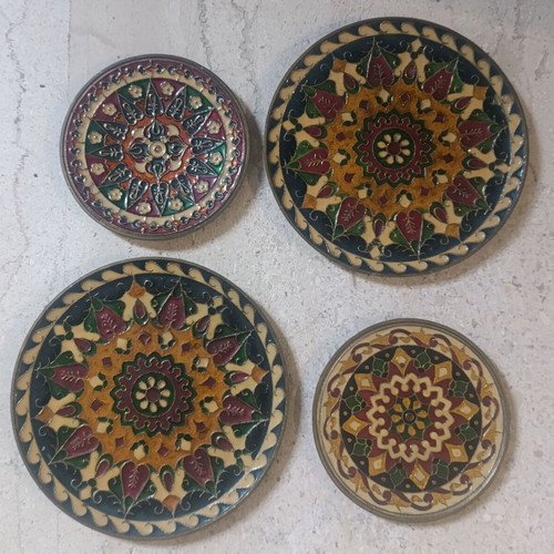 Set of 4 brass hanging plates, 2 large 14.5cm and 2 small 10.5cm