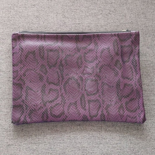 Handmade bag in purple leatherette new with zipper and decorative tassel