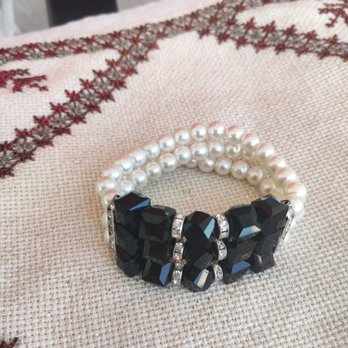 Bracelet with pearls and crystals elastic made to order